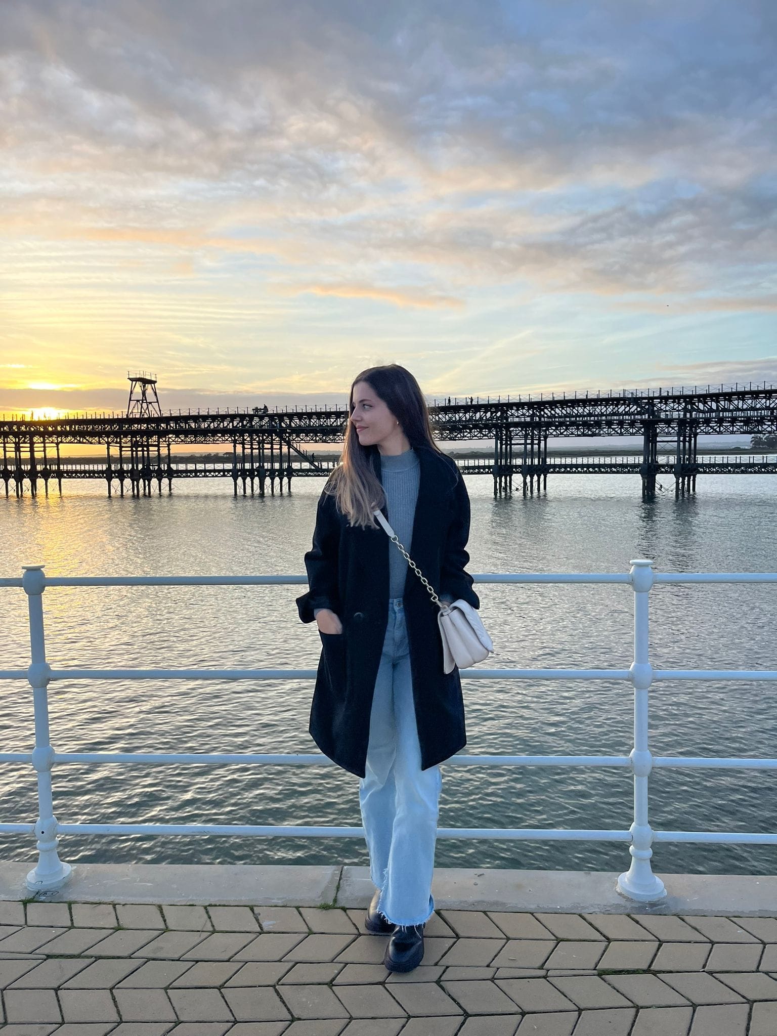 La creadora de Huelva Foodie en uno de los sitios más representativos de Huelva con el Muelle del Tinto detrás. Fuente: Huelva Foodie