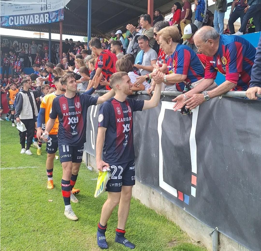 Los jugadores blagranas saludan a su afición, después de un partido de esta temporada en el estadio La Constitución. Fuente: Instagram Yeclano Deportivo