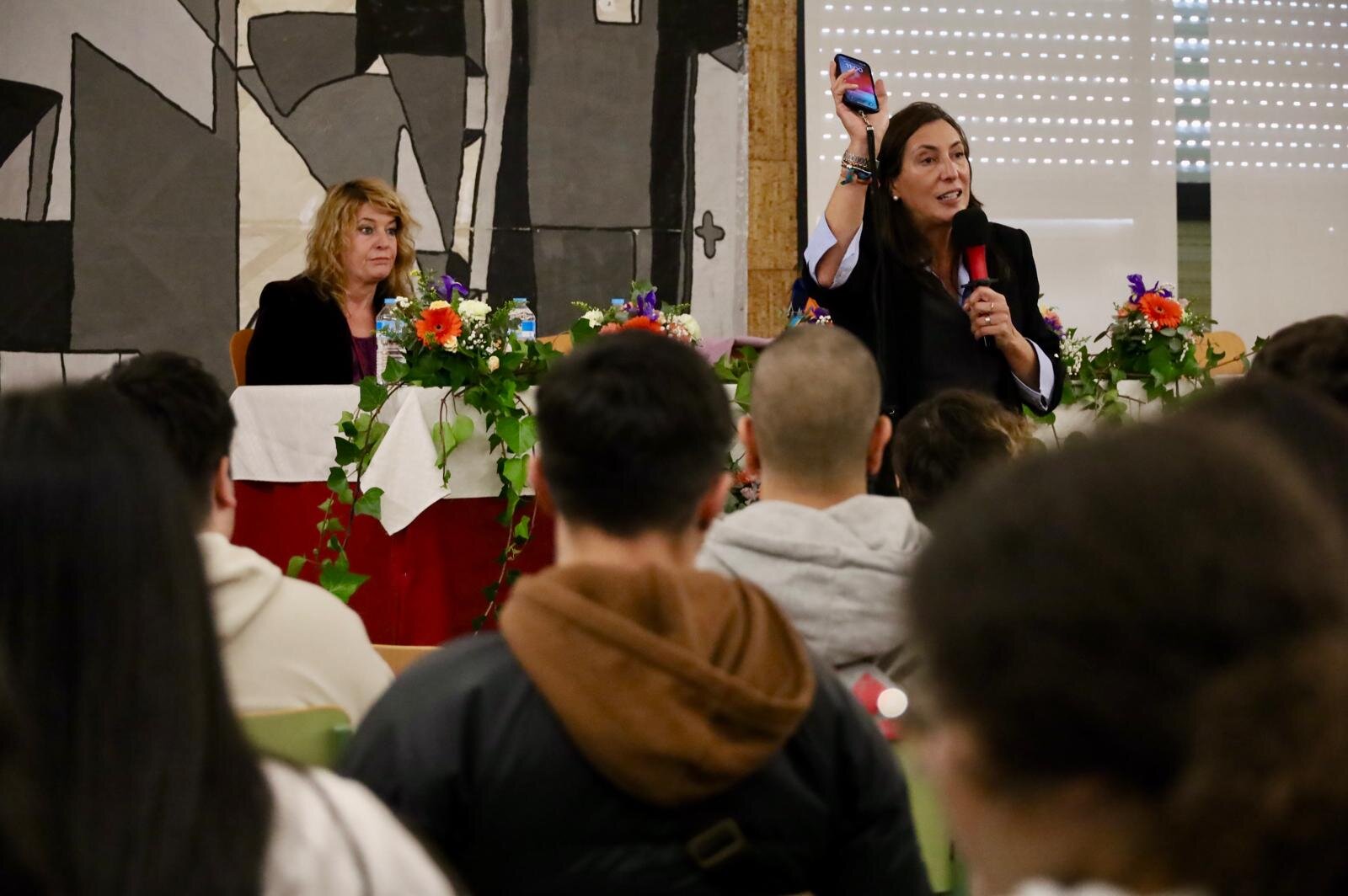 Loles López y Pilar Miranda participan en el IES La Marisma de Huelva