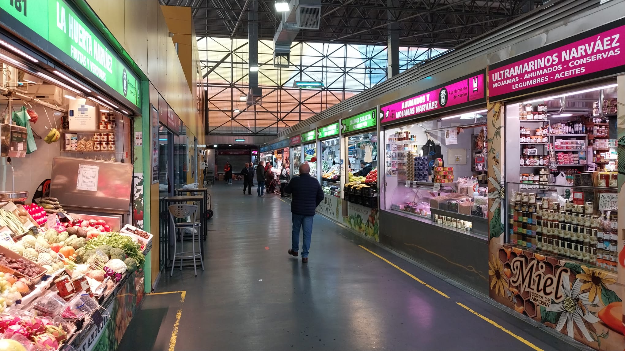 Pocos clientes este jueves acuden al mercado del Carmen ante la amenaza de temporal