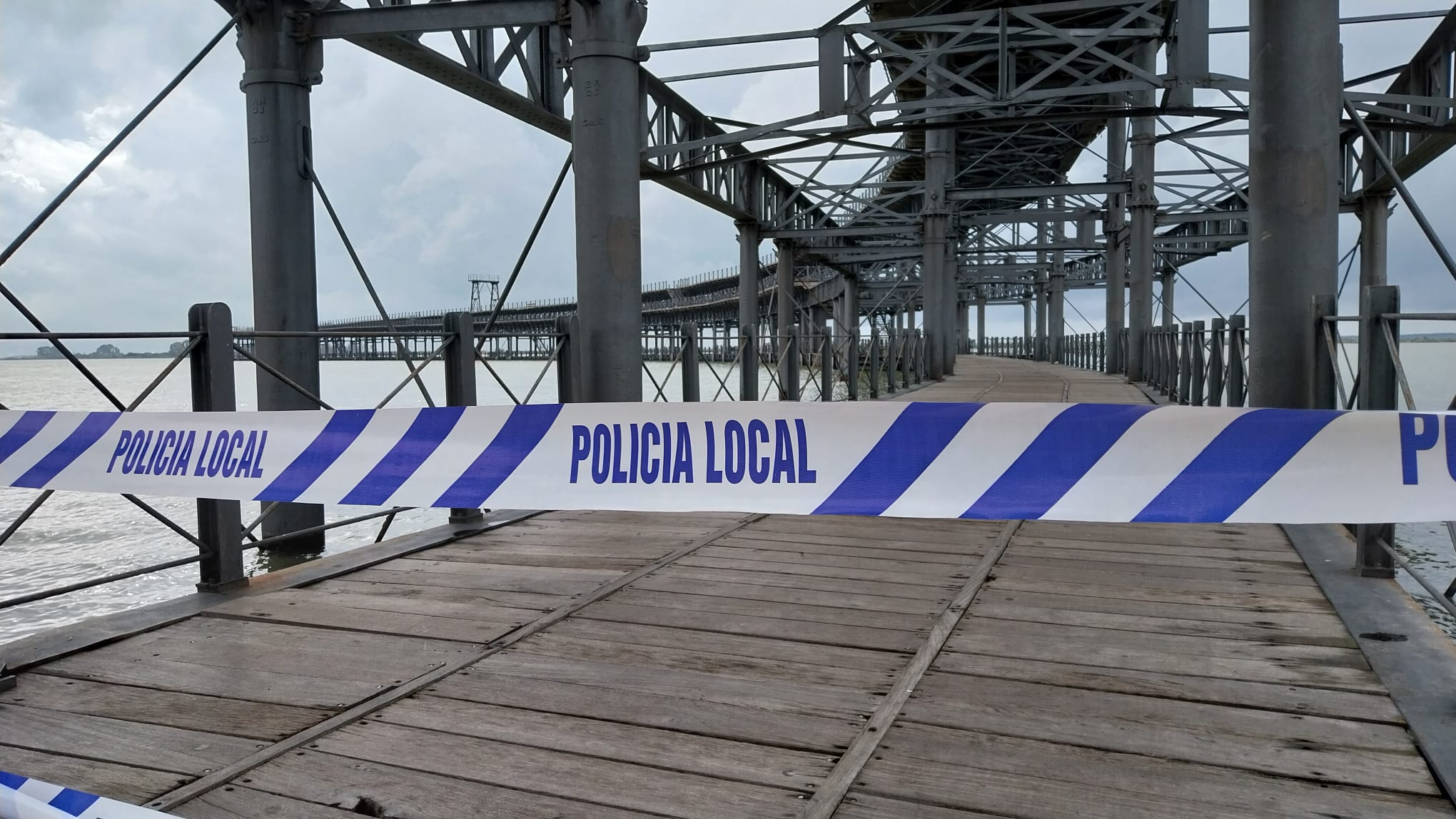 La Policía Local impide el acceso al muelle para garantizar la seguridad ciudadana