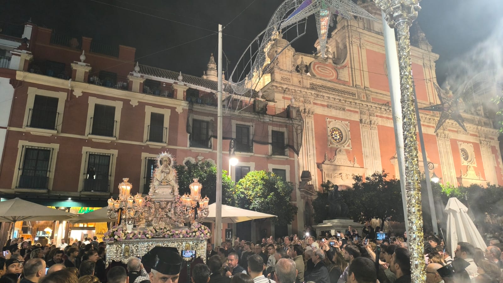 La Virgen del Prado procesiona en Sevilla