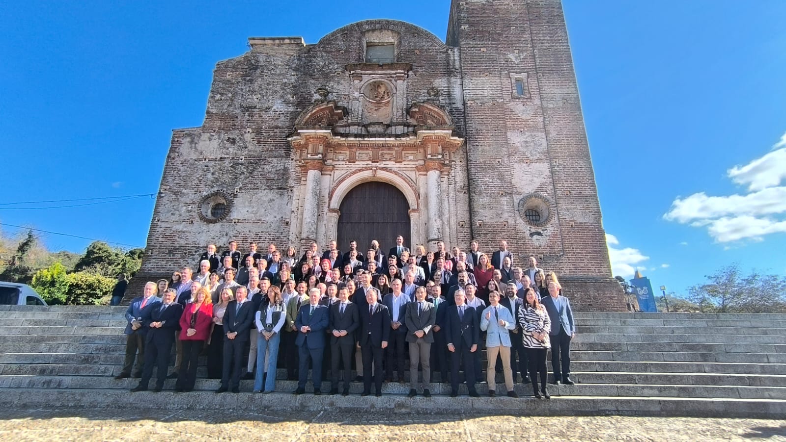 Moreno posa junto a alcaldes onubenses