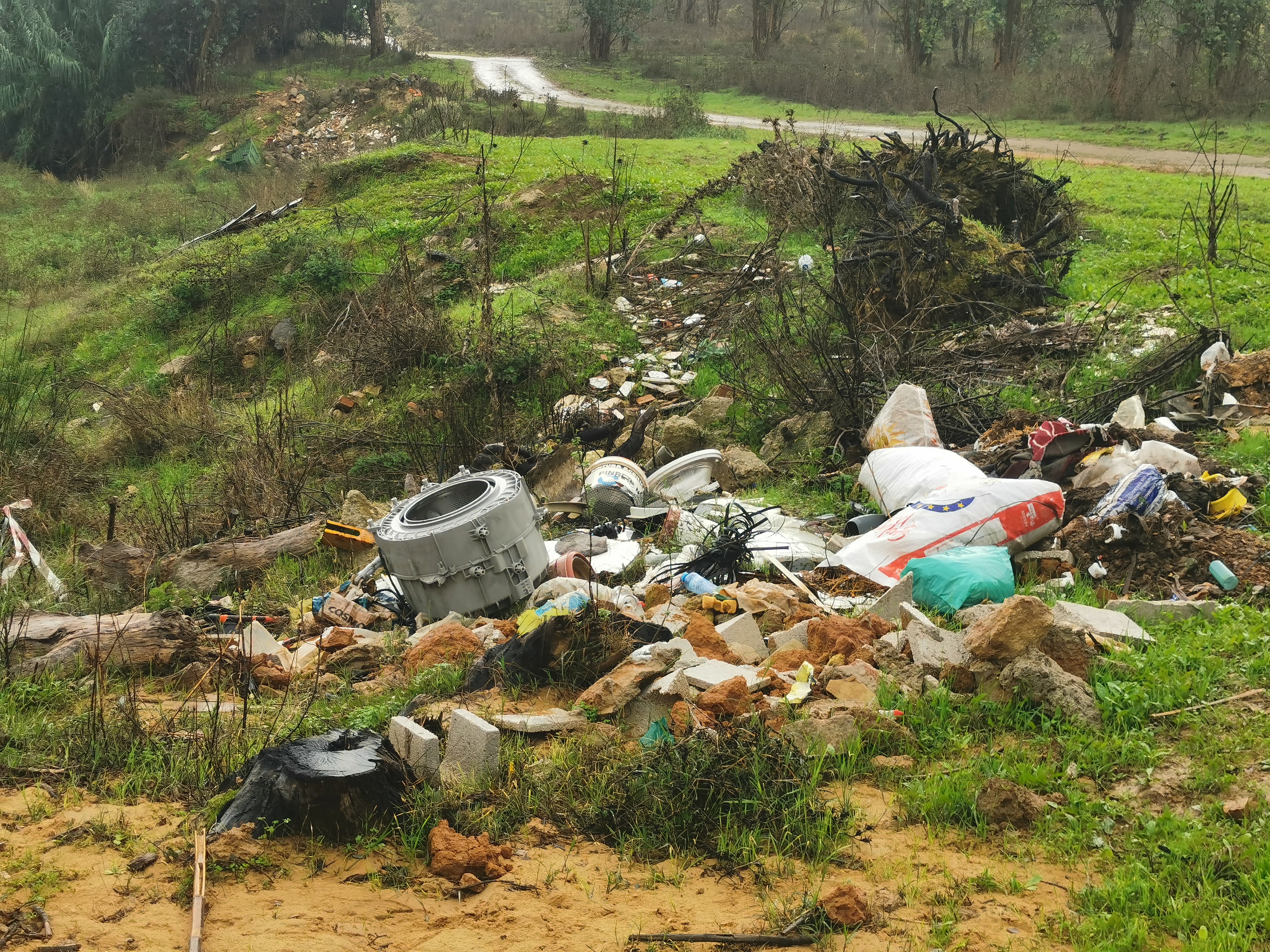 Escombrera en el arroyo de Manzanilla