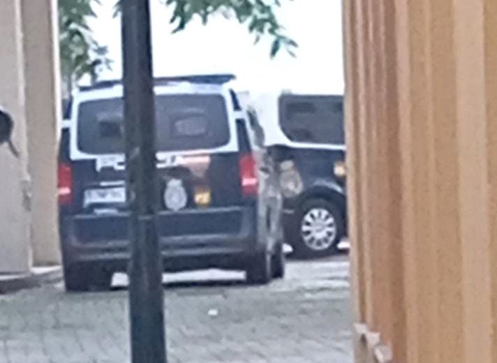 Uno de los vehículos de la Policía Nacional en el operativo