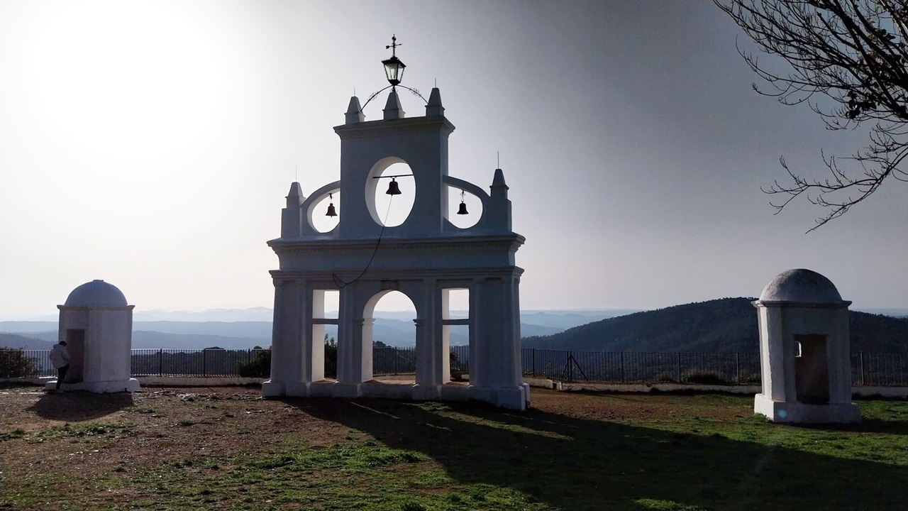 Peña de Arias Montano a contraluz