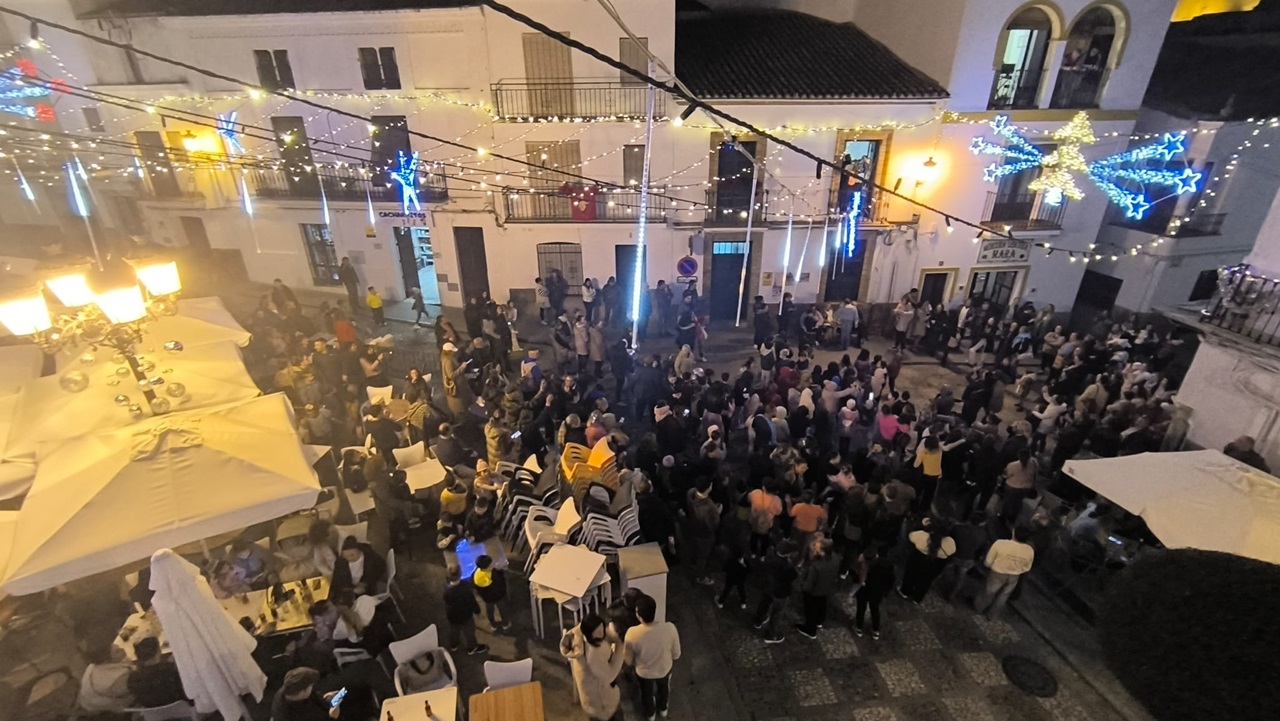 Numerosos vecinos en la plaza de Aroche