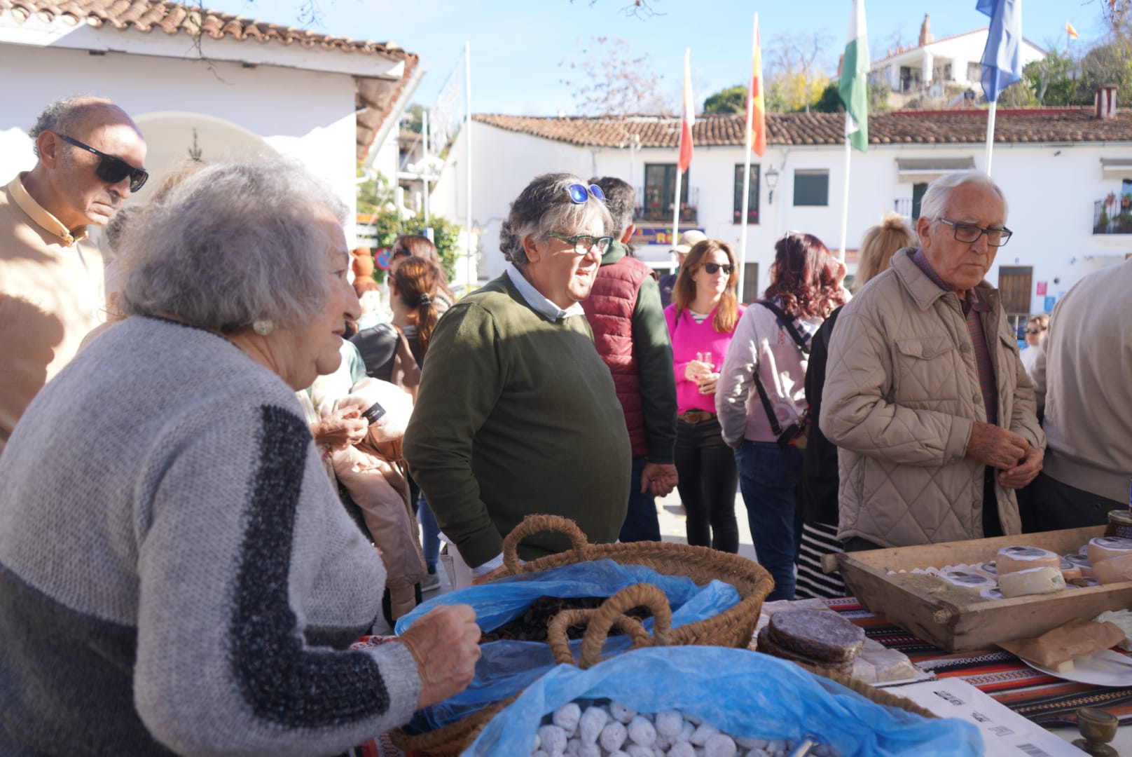 Gente conociendo los puestos