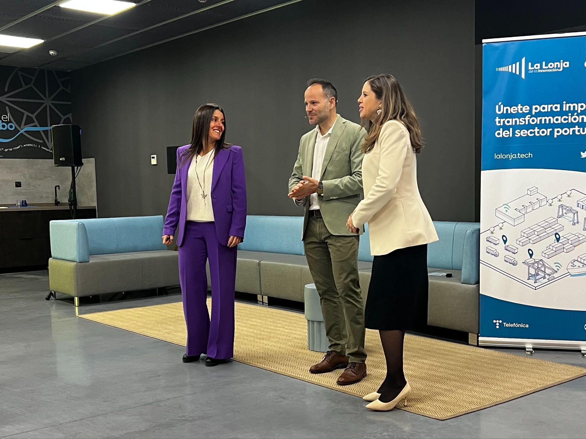 Rocío Díaz Pereira, Directora de la Lonja de la Innovación, Borja López Lanáquera, experto en desarrollo de negocios y Cinta Martínez, Presidenta de AJE Huelva.