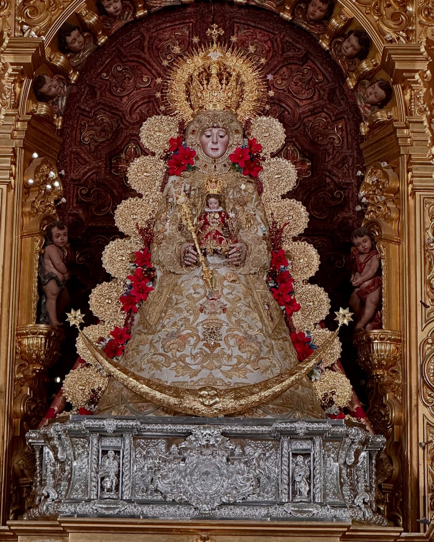La Virgen del Rocío luce para la Navidad del Señor | Hermandad Matriz de Almonte