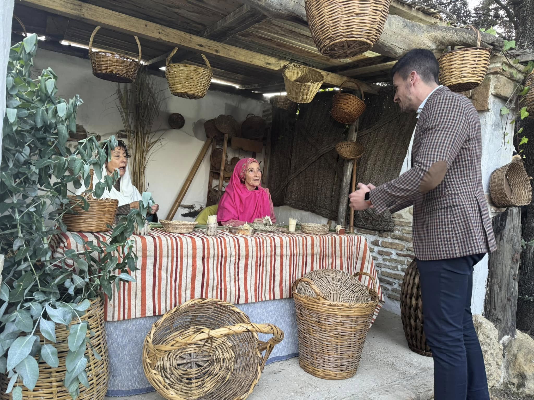 El alcalde de Aljaraque visita el Belén Viviente de Corrales