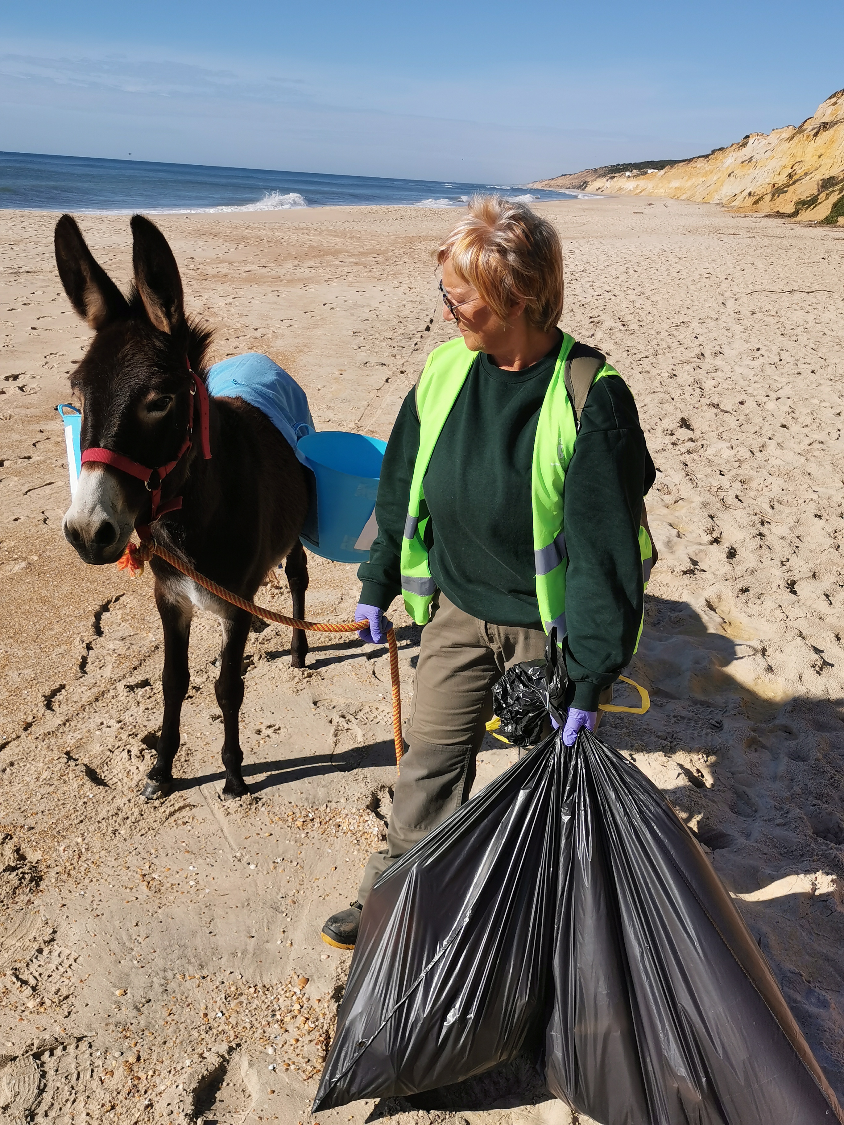 Mujeres por Doñana y los burritos limpiacostas