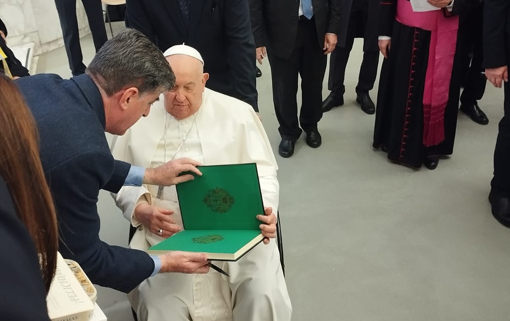 El presidente de la Hermandad Matriz, Santiago Padilla con el Papa Francisco | Hermandad Matriz de Almonte