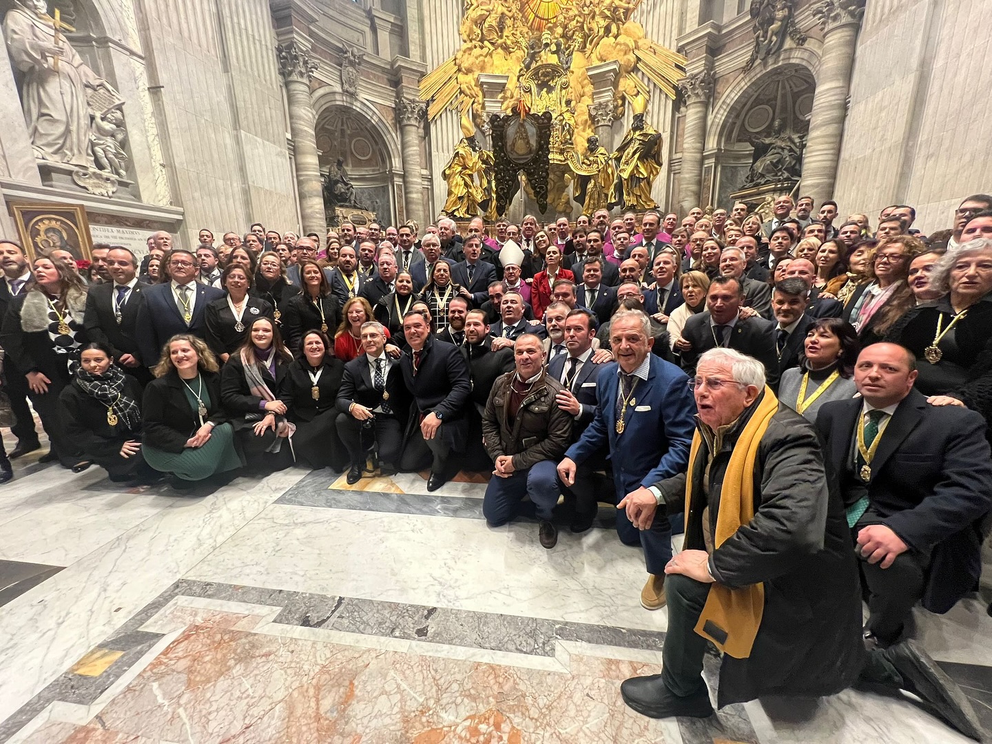 Representación rociera tras la misa en el Altar de la Cátedra de San Pedro en la Basílica Vaticana | Hermandad Matriz de Almonte