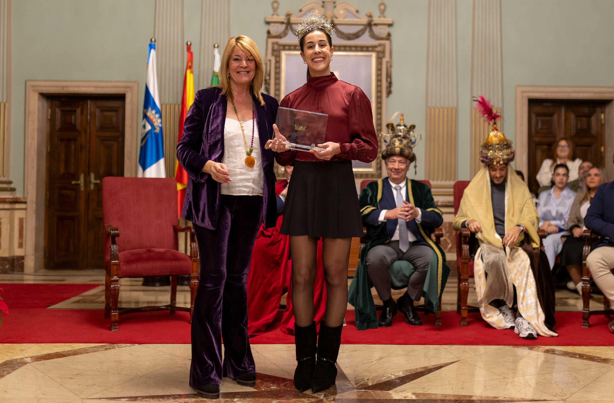 La alcaldesa posa con Carolina Marín