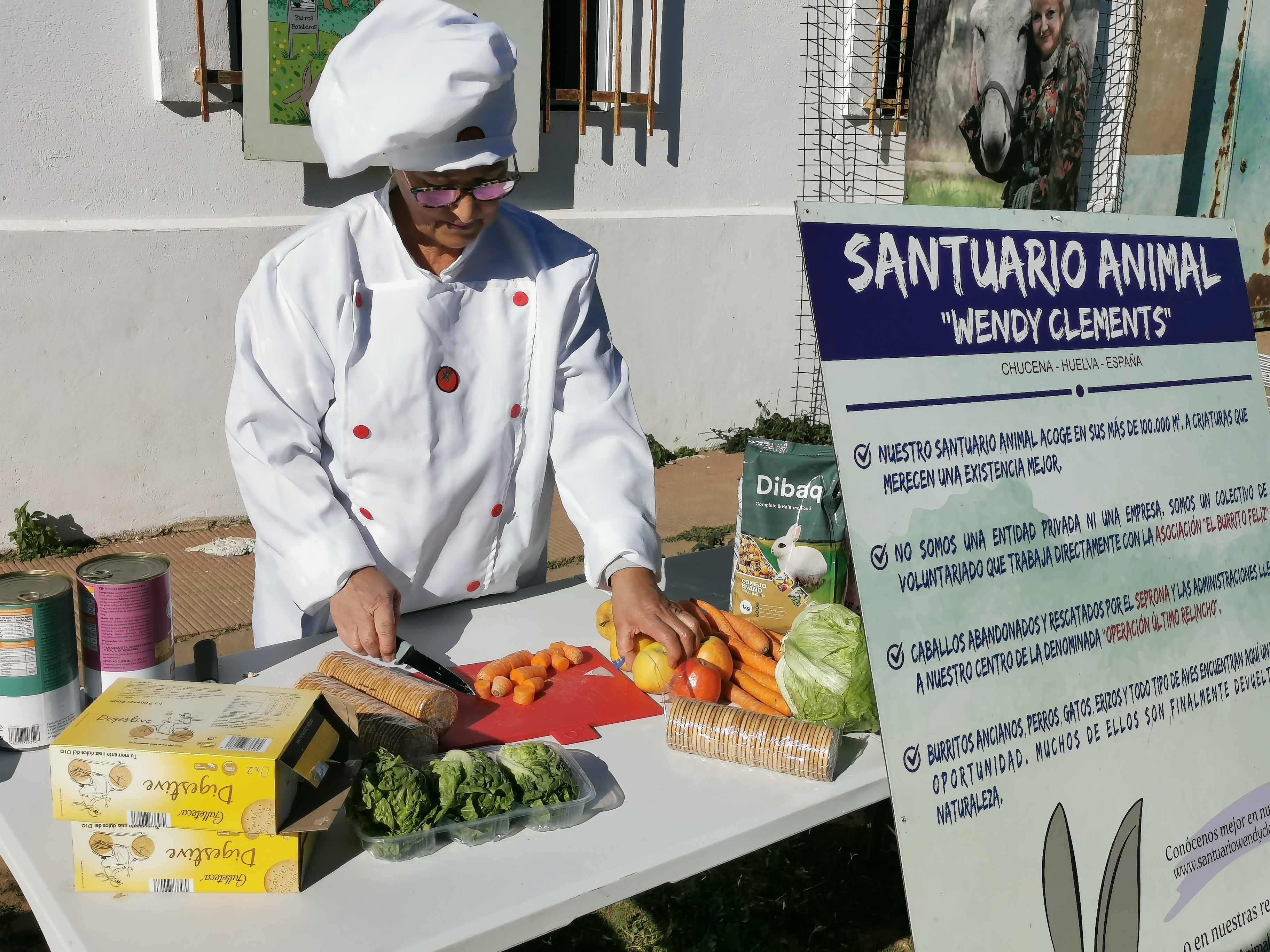 Cristina prepara el menú de Navidad para los animales | Asociación El Burrito Feliz-Mujeres por Doñana