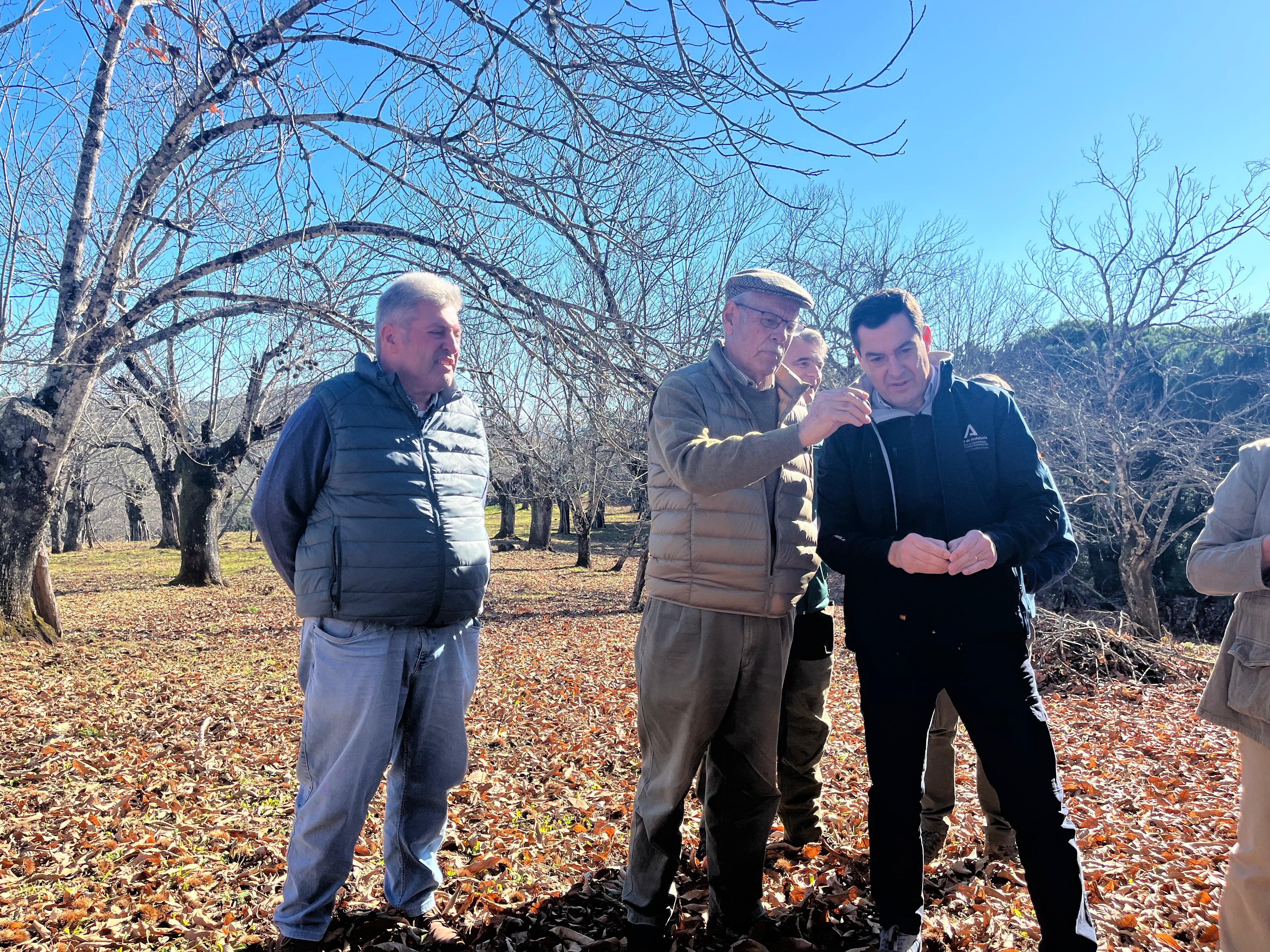 Moreno conversa con un ciudadano en Castaño del Robledo
