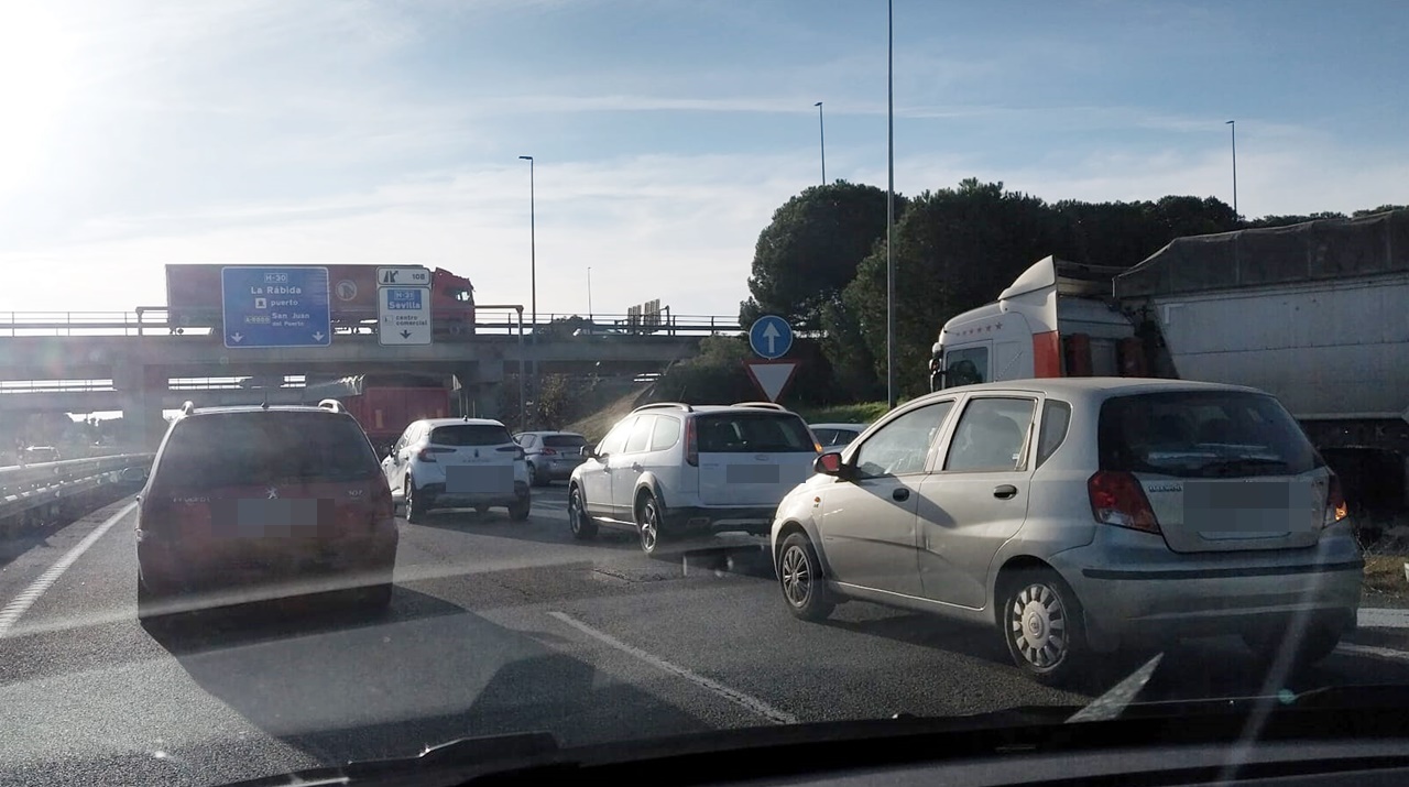 El accidente ha provocado retenciones en la H-30 antes del acceso al Holea