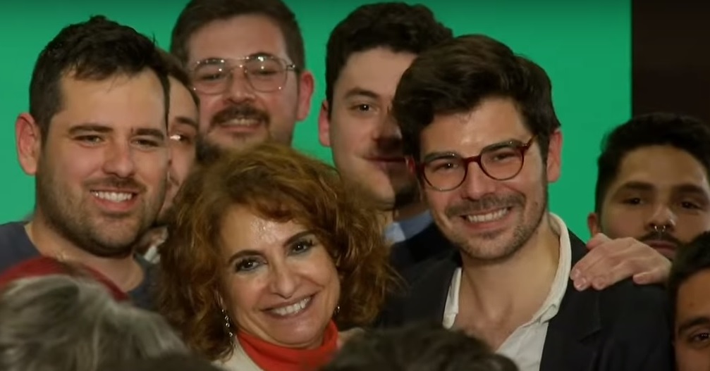 Montero rodeada de militantes