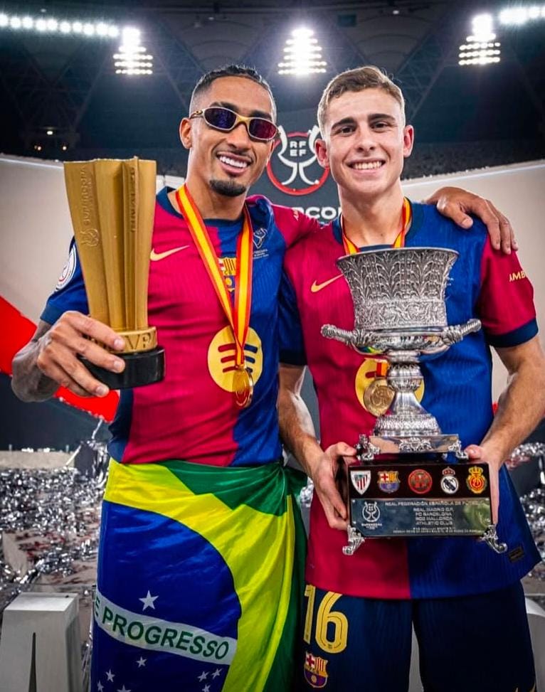 El andaluz posa junto a Raphinha con su trofeo de MVP de la final. Fuente: Instagram de Raphinha