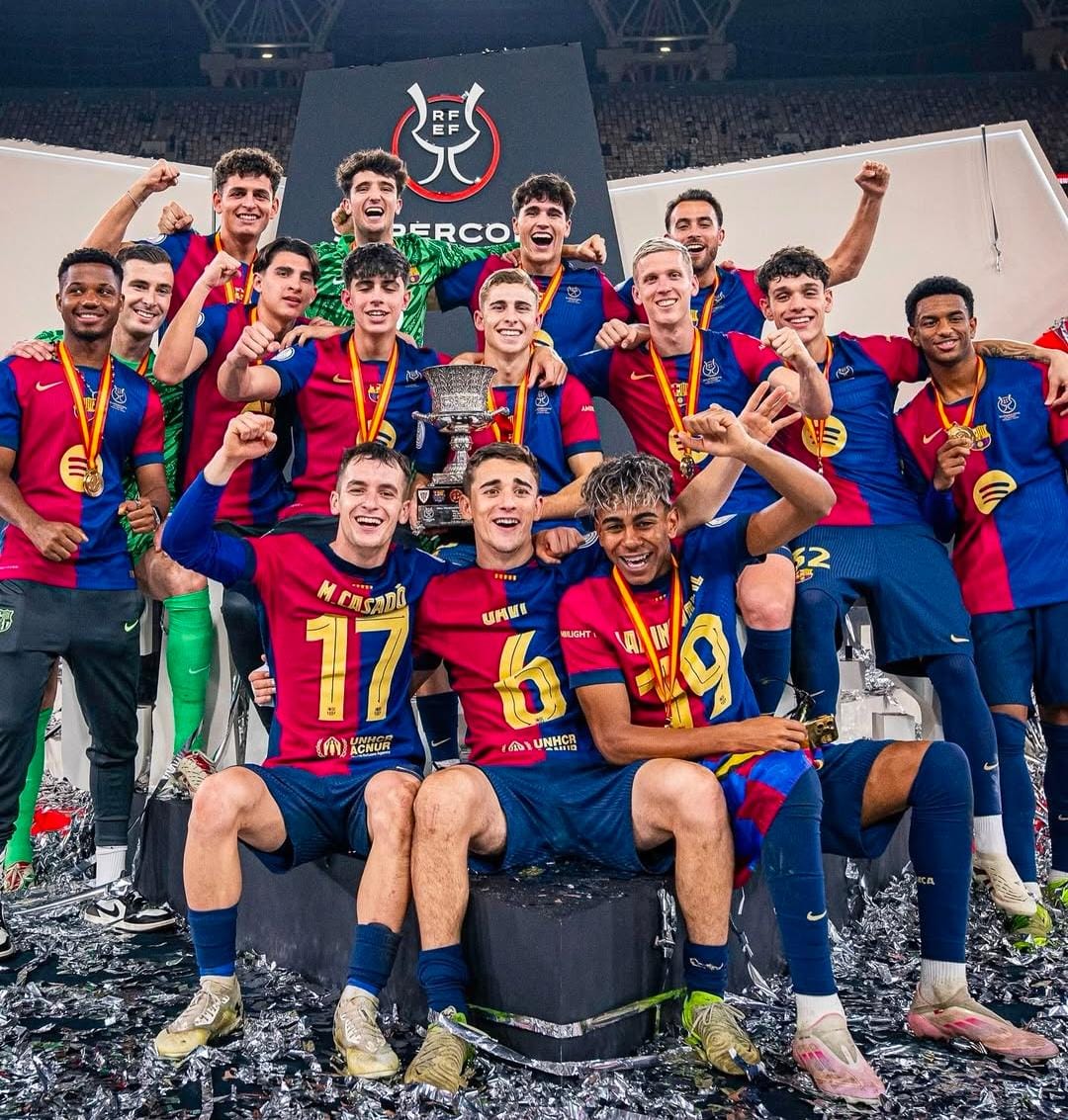 El onubense junto a sus compañeros de 'La Masía', después de ganar la Supercopa de España en el día de ayer. Fuente: Instagram del FC Barcelona