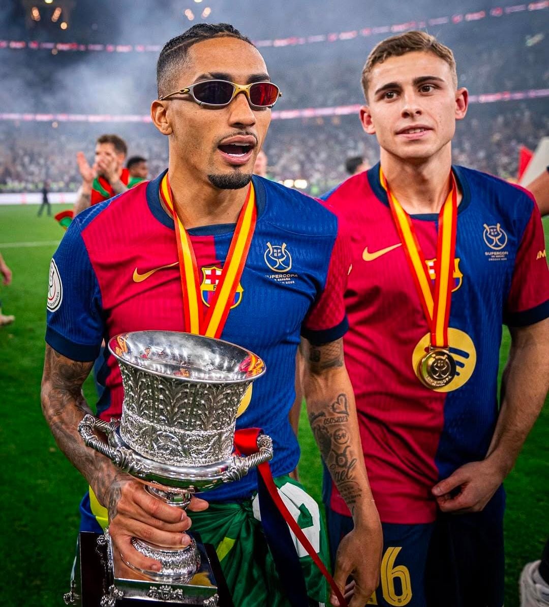 El campillero junto a Raphinha, bigoleador en el día de ayer. Fuente: Instagram FC Barcelona