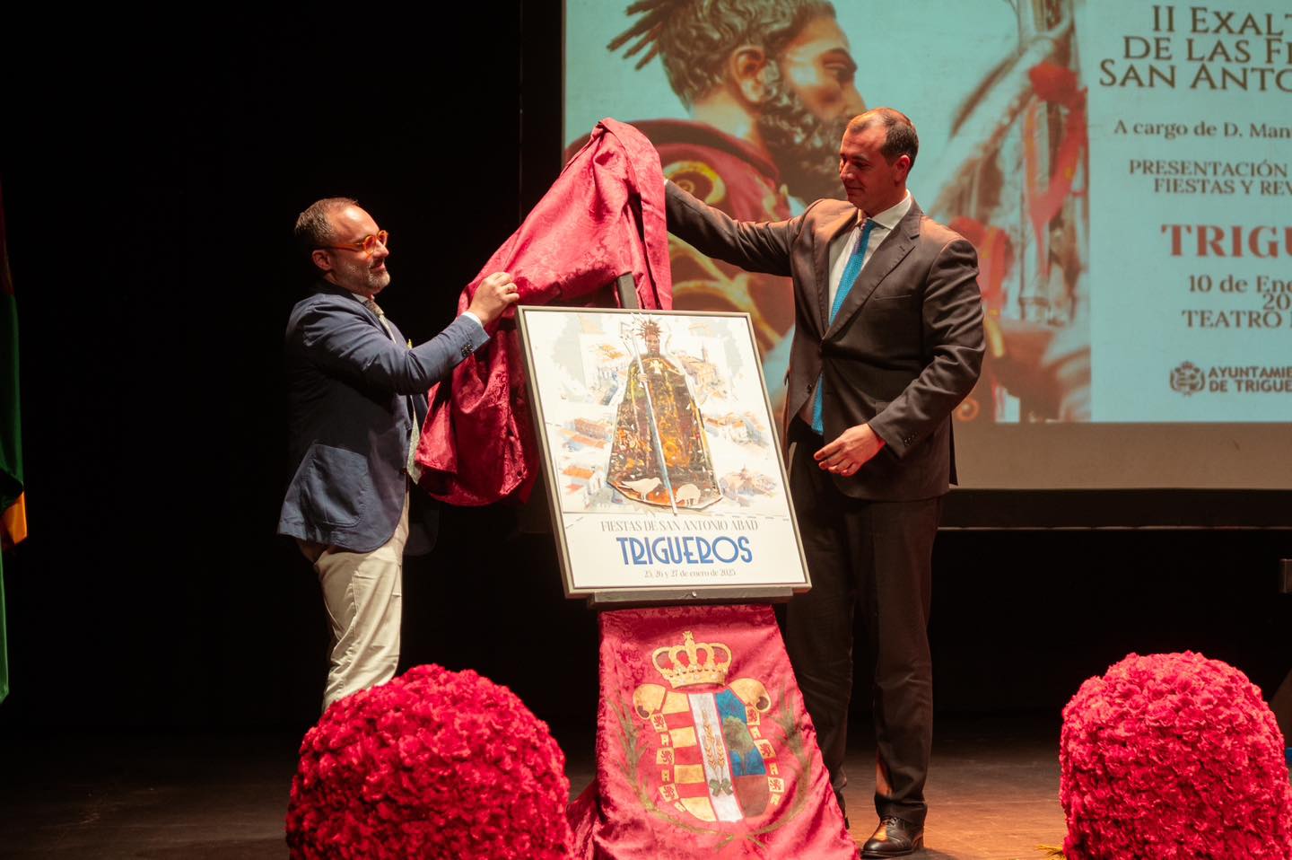 Daniel Franca, autor del cartel y Vidal Blanco, alcalde de Trigueros, destapan la obra | Ayuntamiento de Trigueros
