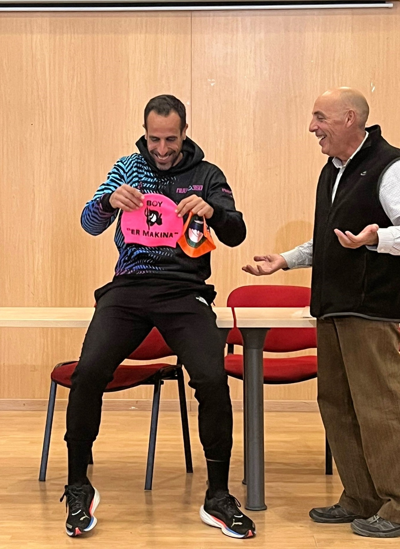 Emilio Martín recibe un obsequio del club | Club Natación Huelva