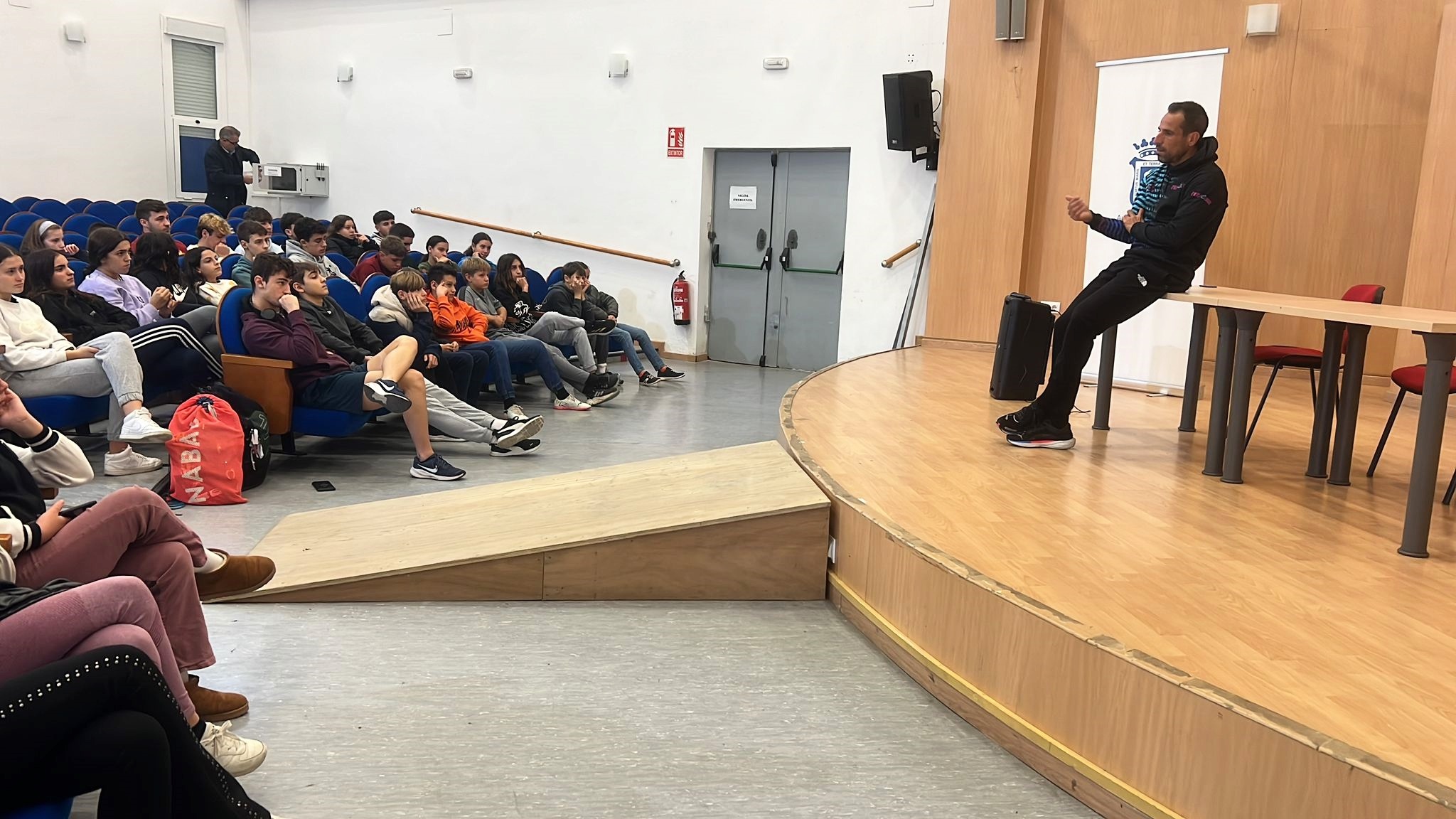 Emilio Martín imparte una conferencia a jóvenes nadadores | Club Natación Huelva