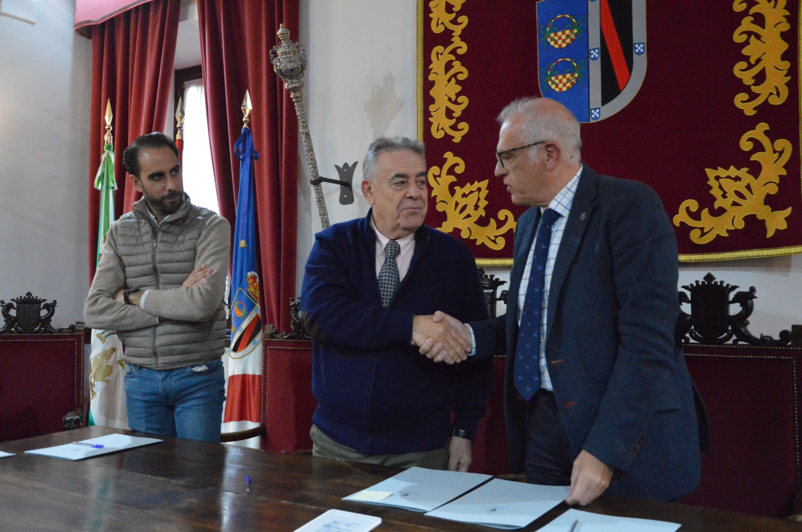 Paco Bella y Fidel Astudillo firman el acuerdo