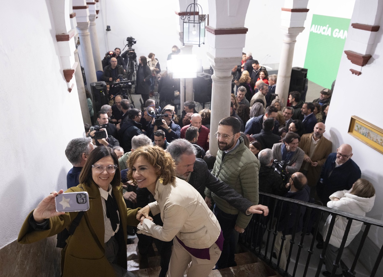 Montero se hace un selfie en la sede del PSOE-A