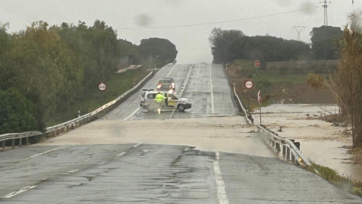 Corte de la N-435a entre Trigueros y San Juan del Puerto por inundaciones