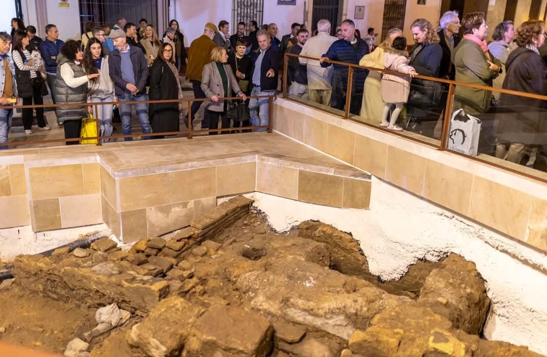 Restos arqueológicos visibles en la Plaza de San Pedro