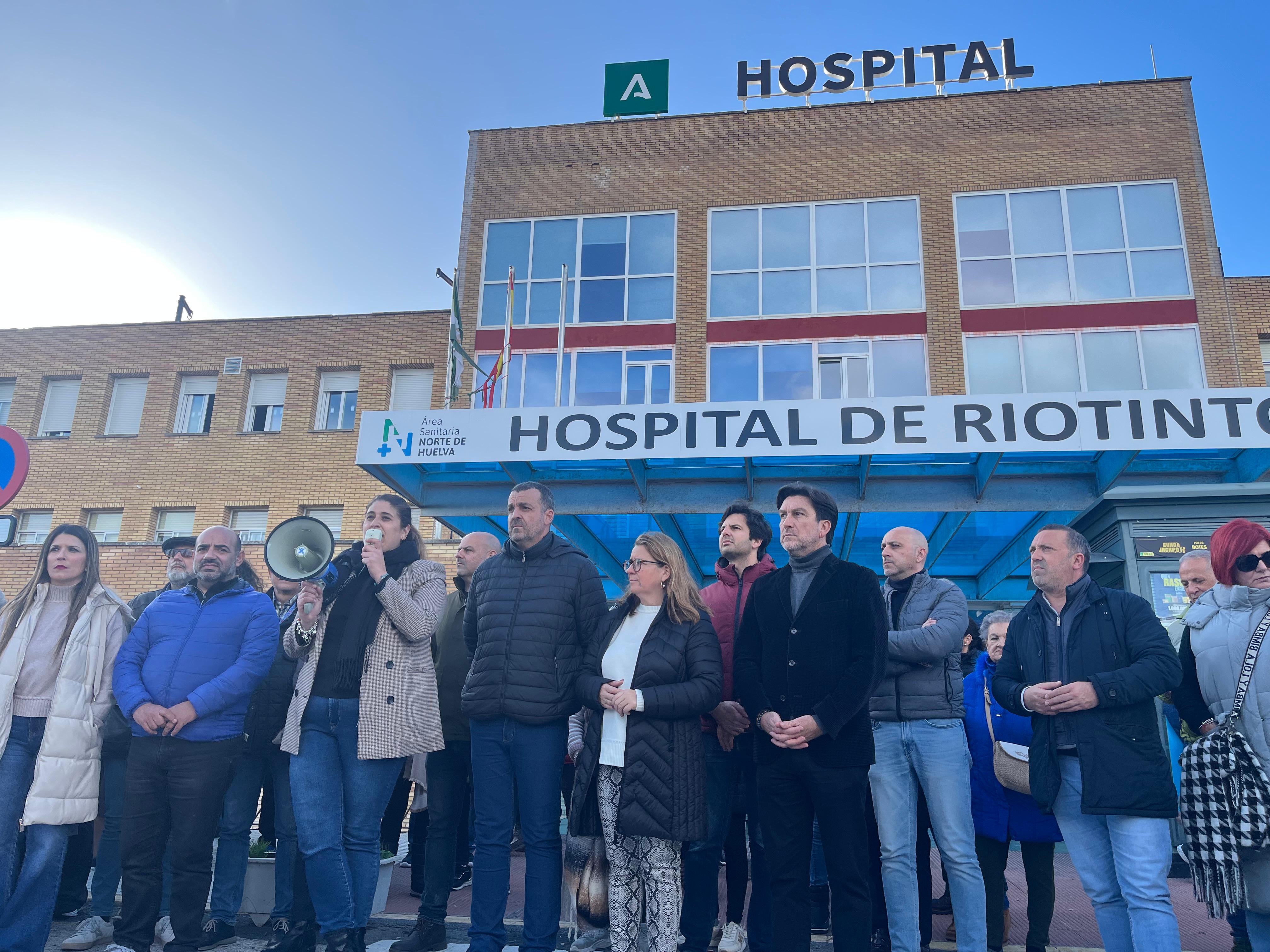 Alcaldesa de Riotinto y representantes del PSOE en la concentración