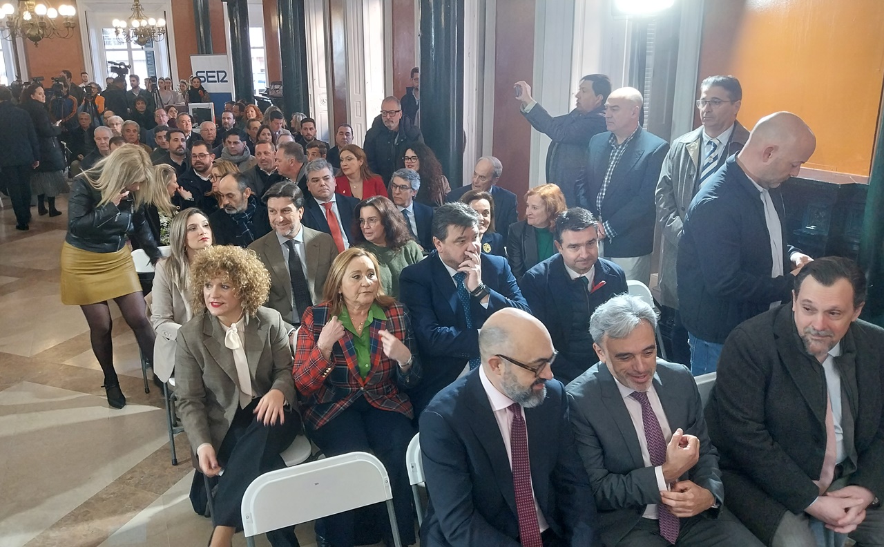 Asistentes a la conferencia de Puente