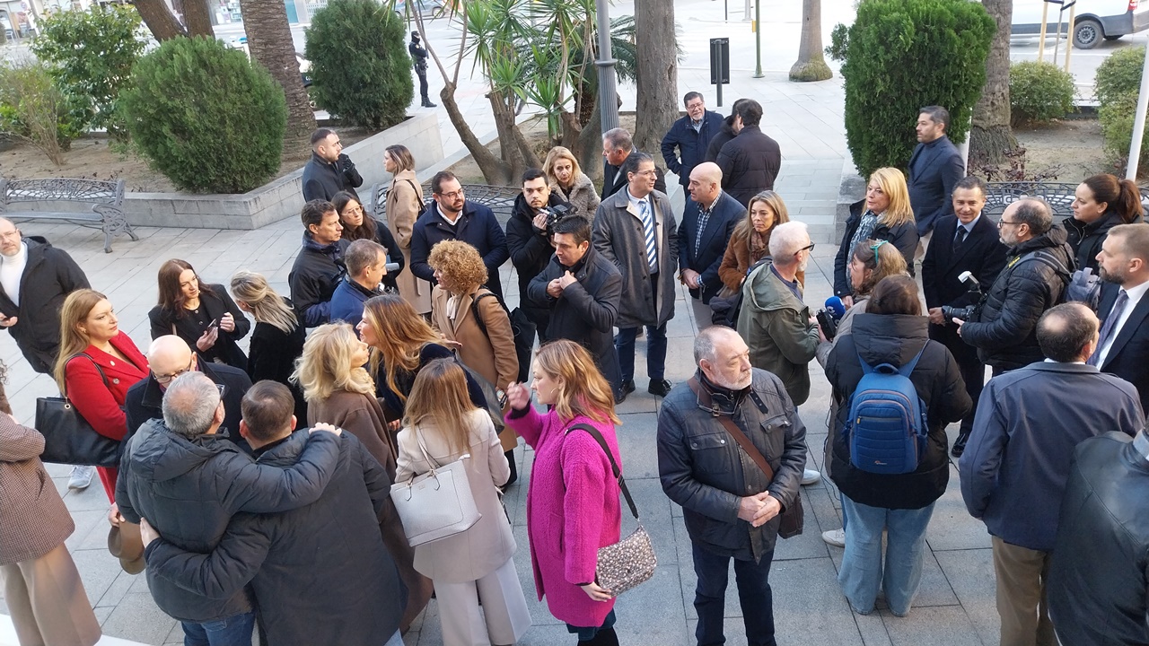 Expectación ante la llegada del ministro