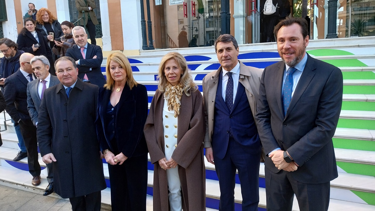 Puente posa con autoridades.jpg 