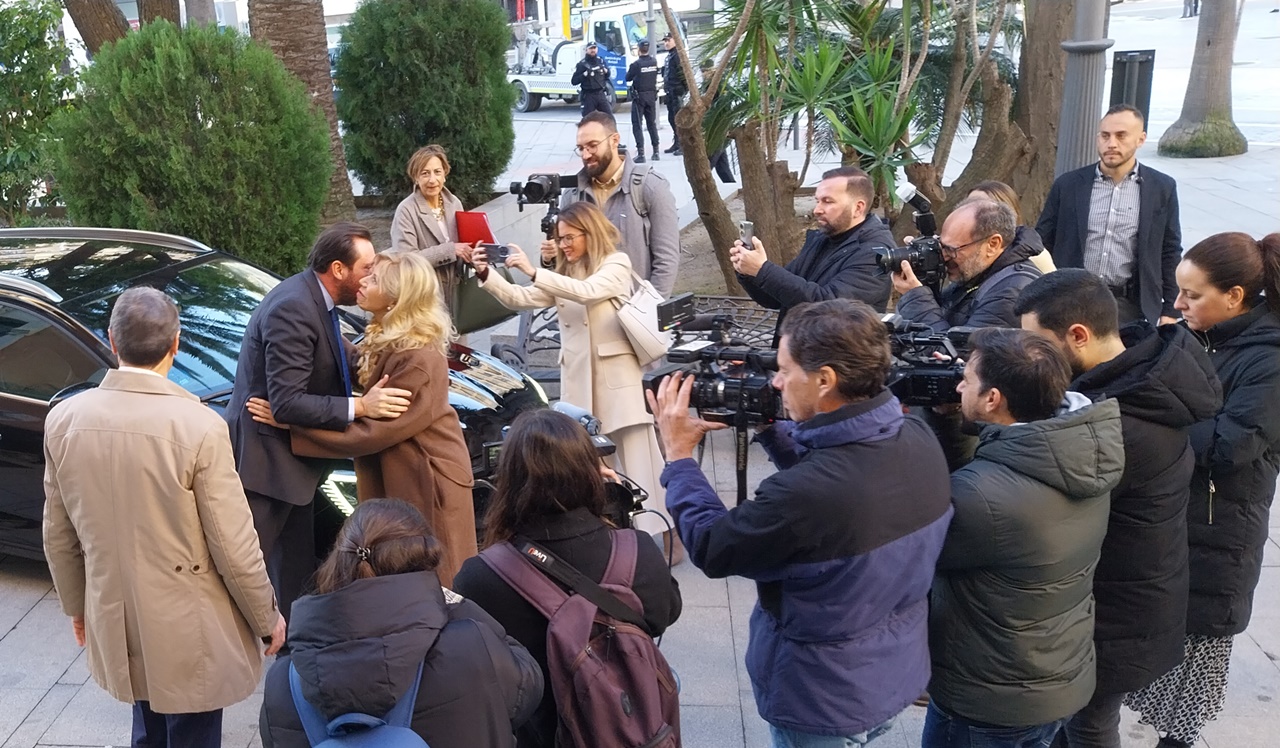 El ministro saluda a la subdelegada en Huelva