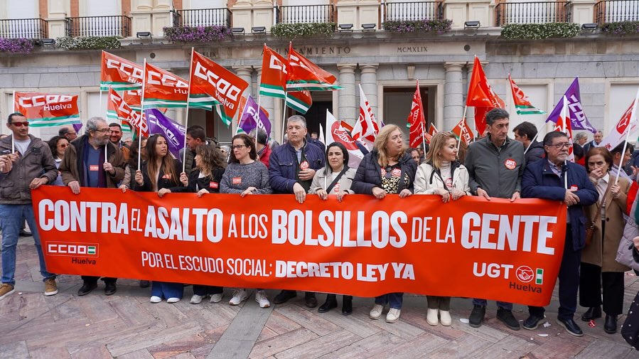 Los concentrados ante el Ayuntamiento de Huelva