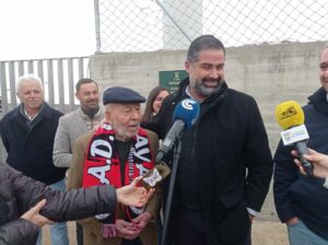 Con la colocación de la placa con el nuevo nombre del campo de fútbol en enero de 2024