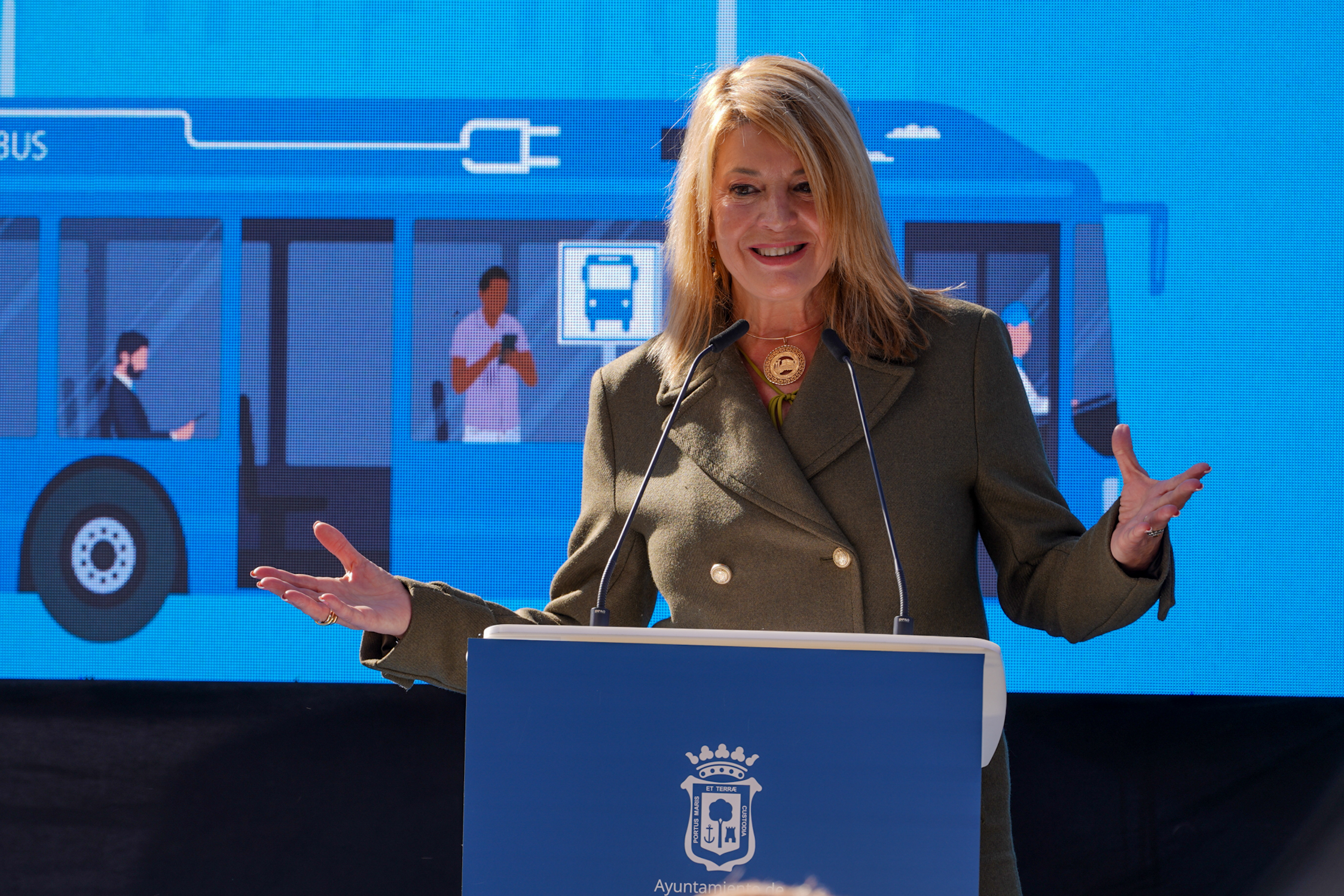 Pilar Miranda durante la presentación de los nuevos autobuses eléctricos de Emtusa | Ayuntamiento de Huelva