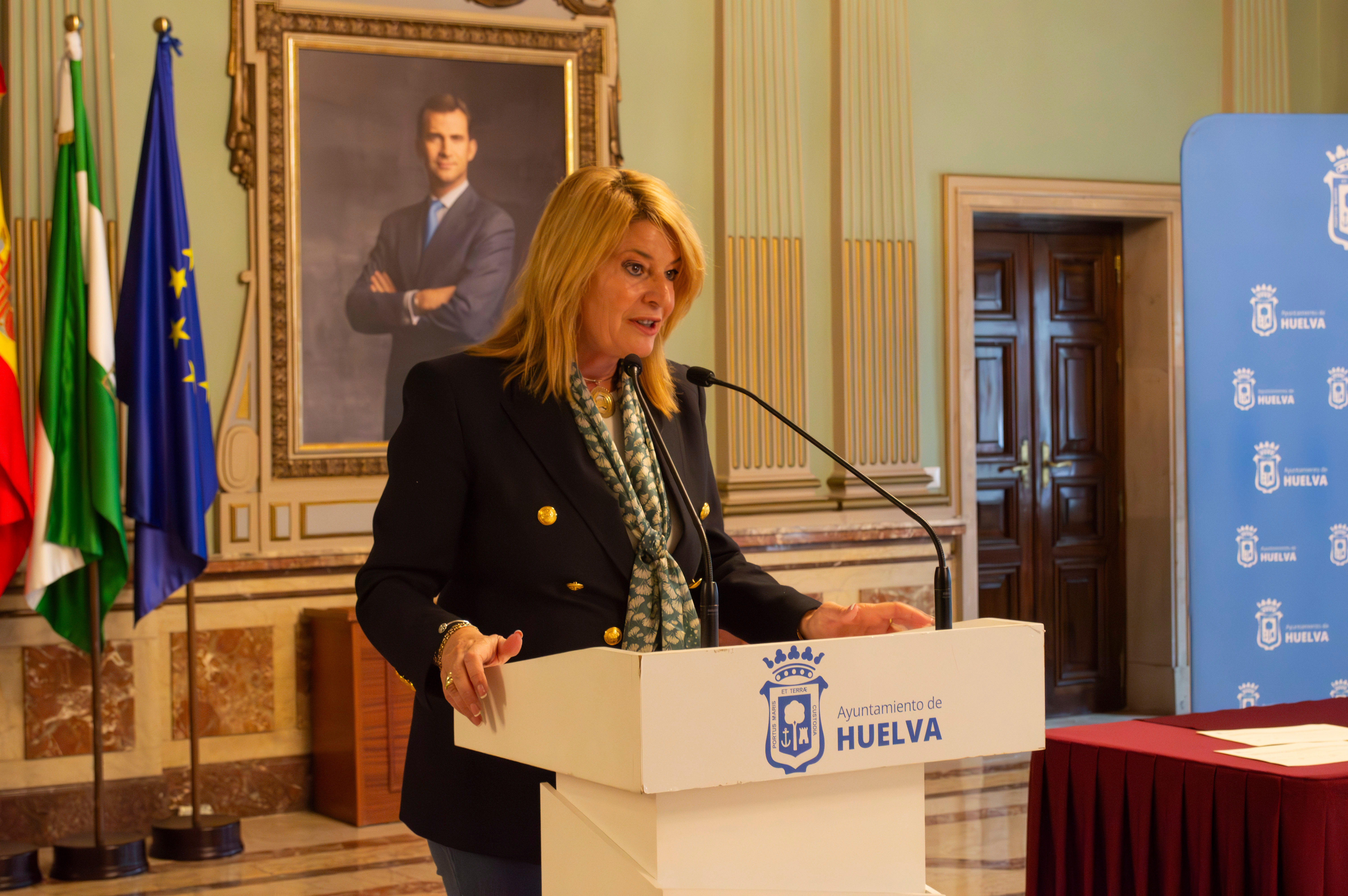 Pilar Miranda durante la entrega resoluciones Plan Empleo | Ayuntamiento de Huelva