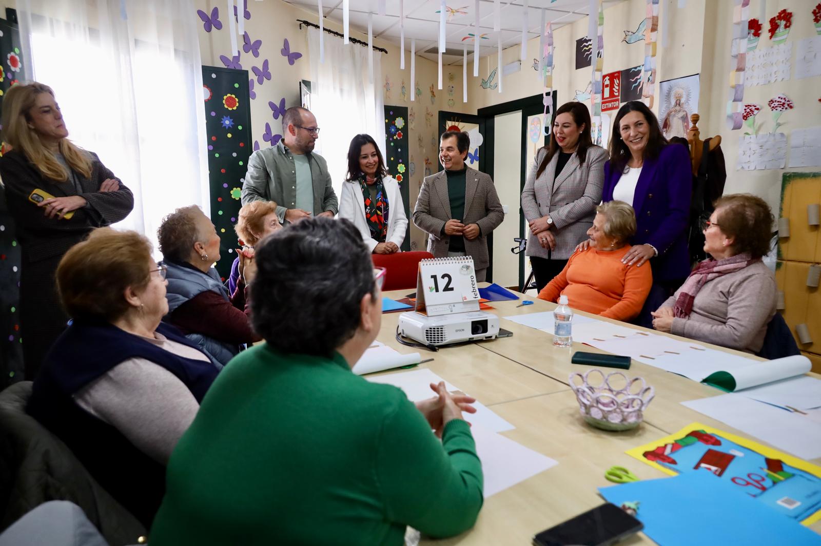 Loles López saluda a las mujeres integrantes del Aula de la Memoria