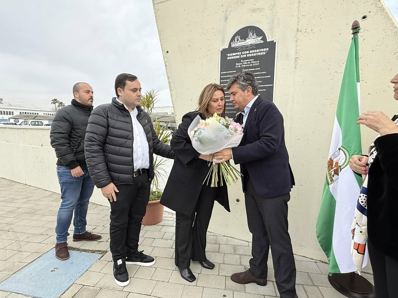 El alcalde con un ramo de flores
