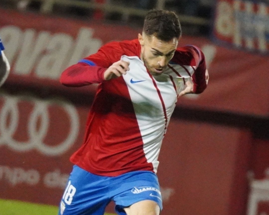Un jugador del Algeciras en pleno encuentro con el Recre