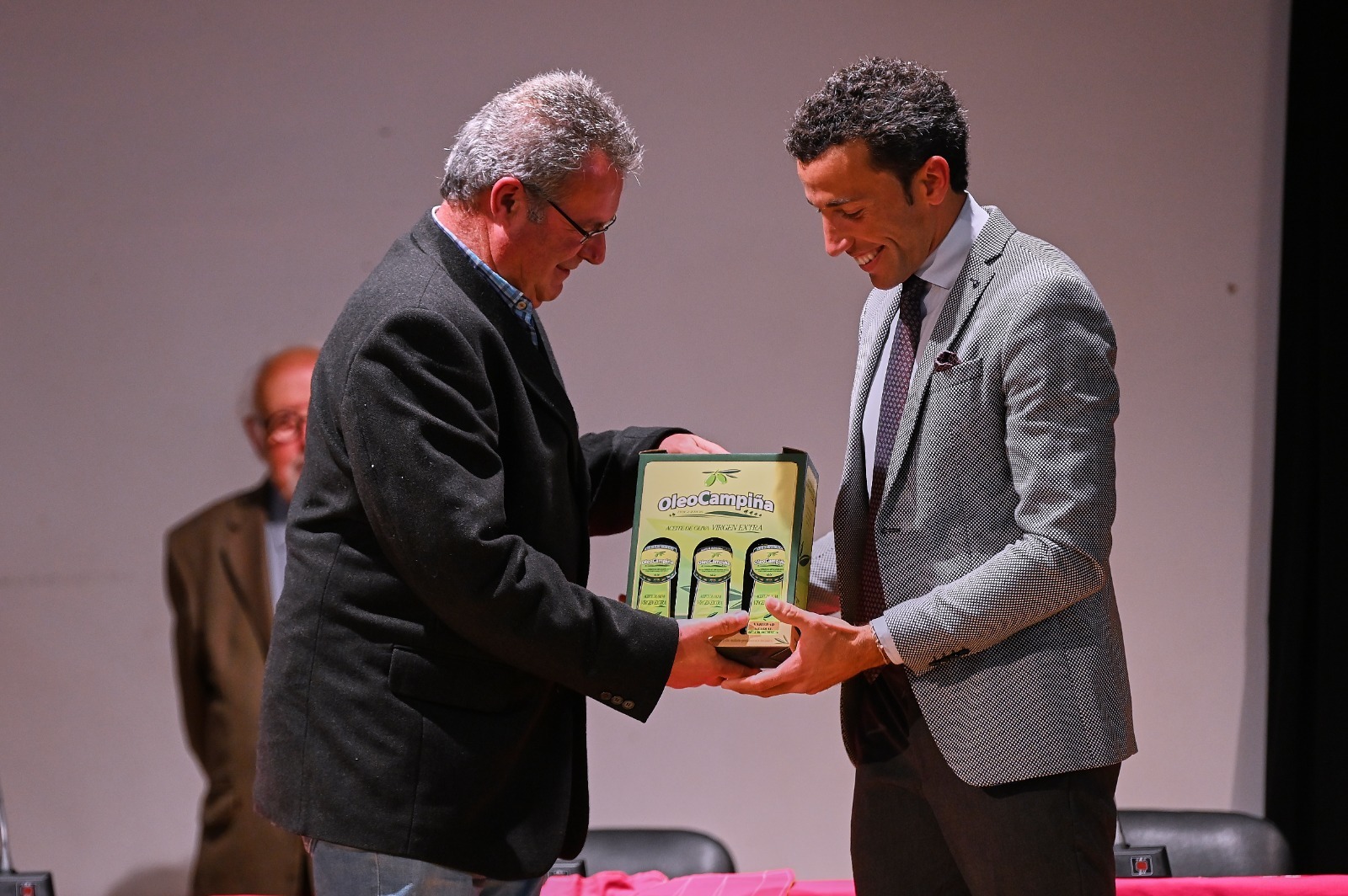 David de Miranda recibe un obsequio del aceite local 'Oleocampiña'