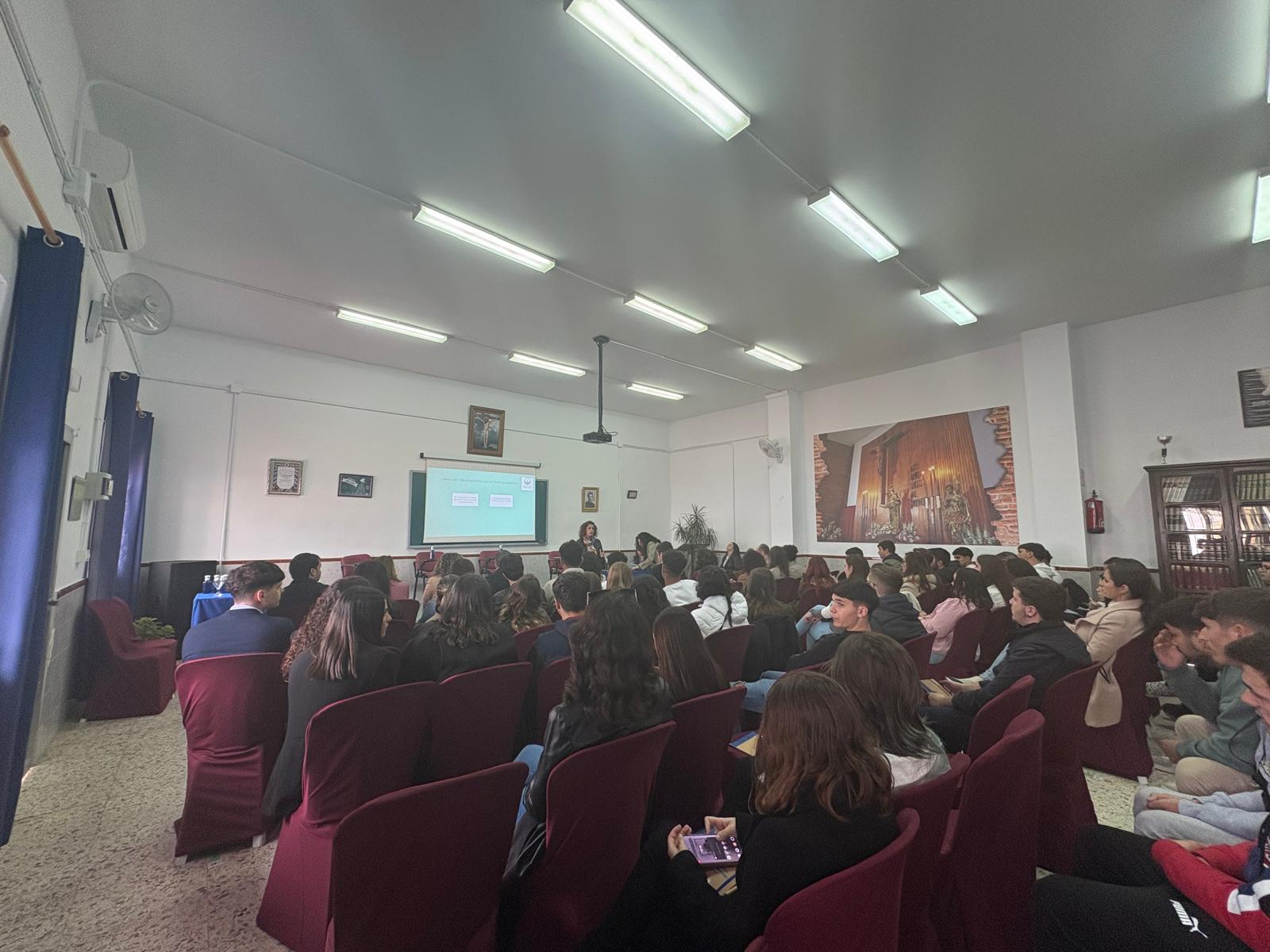 Una técnica del Servicio Andalucía Orienta explicó las herramientas que ofrece la Mancomunidad para mejorar la empleabilidad de la juventud