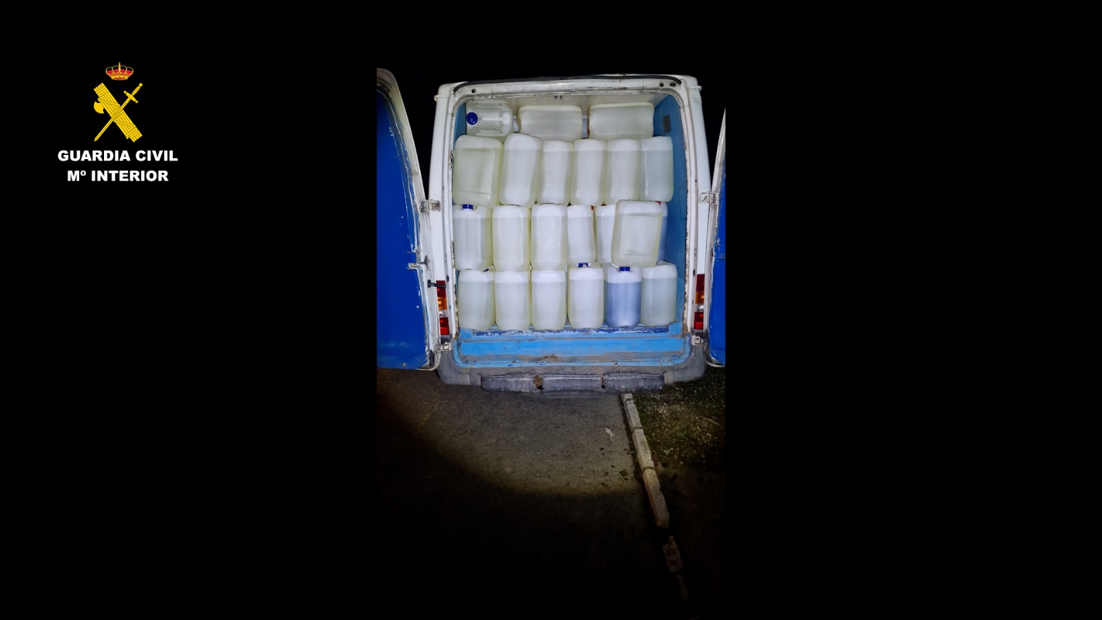 Garrafas de combustible destinado al narcotráfico, posiblemente | Guardia Civil