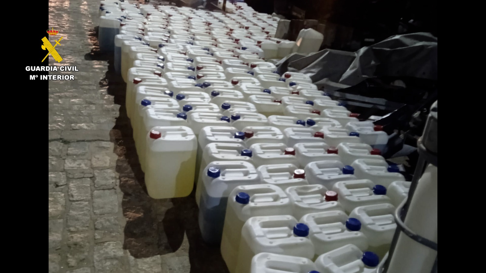 Garrafas de combustible destinado al narcotráfico, posiblemente | Guardia Civil