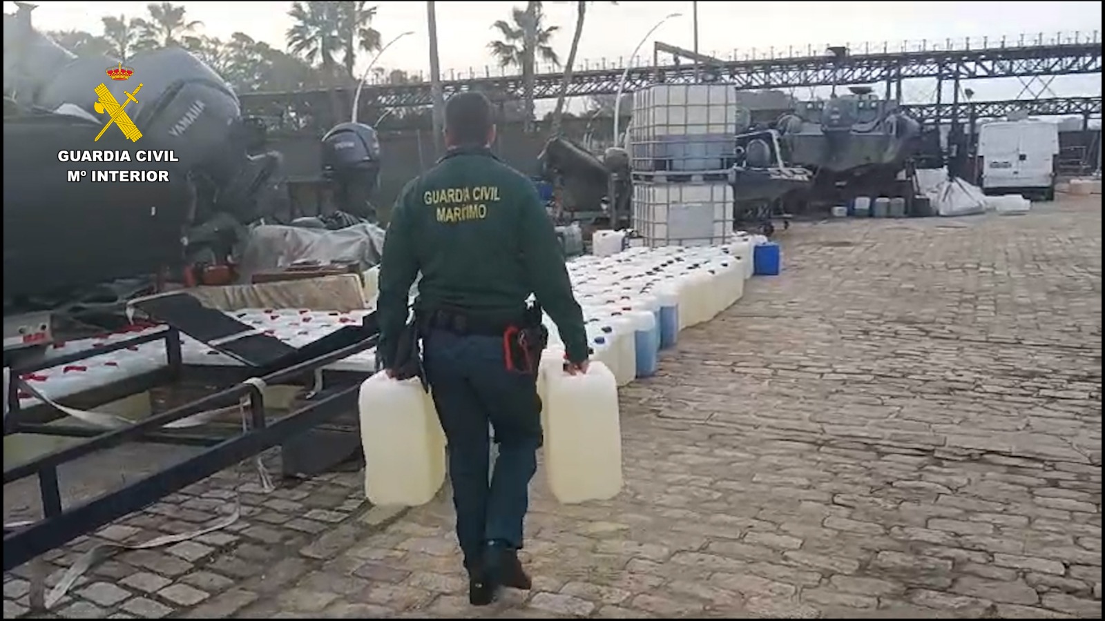 Garrafas de combustible destinado al narcotráfico, posiblemente | Guardia Civil